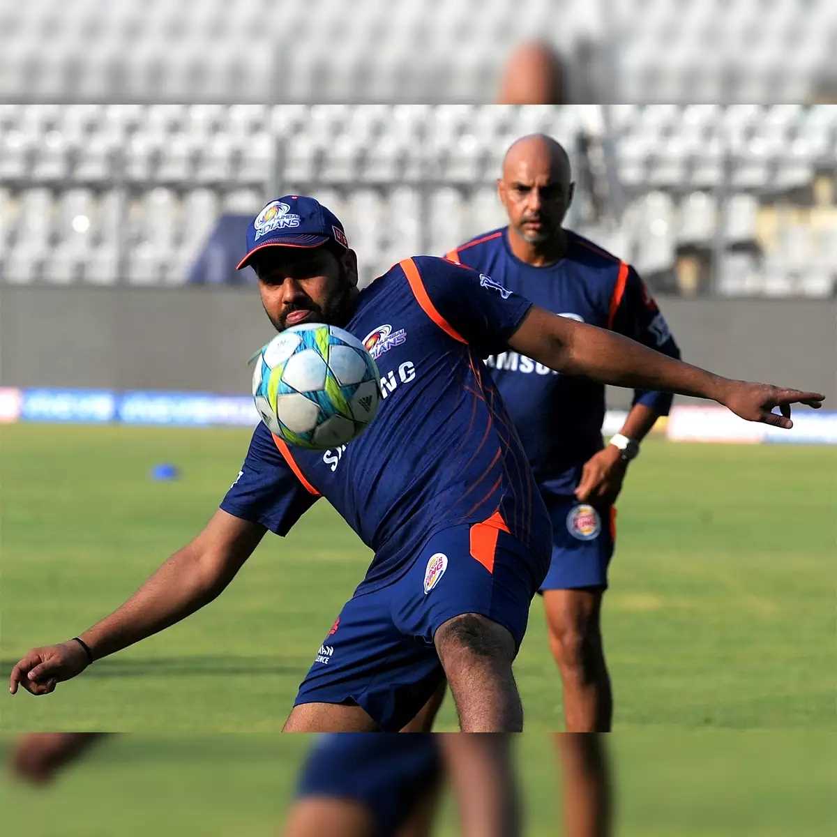 कार को विक्ट्री फ्लैशबैक में बदला, रोहित के स्कूल में जश्न का माहौल